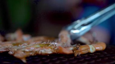 Thai restoranındaki BBC 'de karideslerin kızardığı yakın çekim görüntüler.