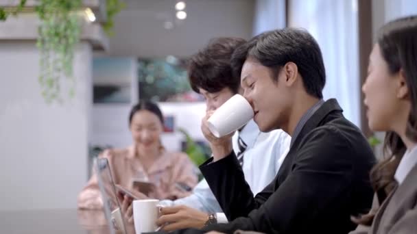 Gruppe Asiatischer Geschäftsleute Die Sich Besprechungstisch Mit Laptop Notebook Unterhalten — Stockvideo