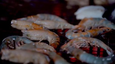 Thai restoranındaki BBC 'de karideslerin kızardığı yakın çekim görüntüler.