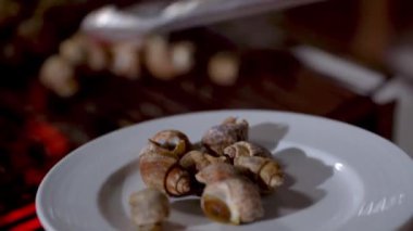 Thai restoranında BBC 'de kızarmış salyangozların yakın çekim görüntüleri.