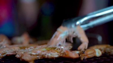 Thai restoranındaki BBC 'de karideslerin kızardığı yakın çekim görüntüler.