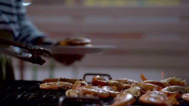 Thai restoranındaki BBC 'de karideslerin kızardığı yakın çekim görüntüler.