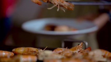 Thai restoranındaki BBC 'de karideslerin kızardığı yakın çekim görüntüler.