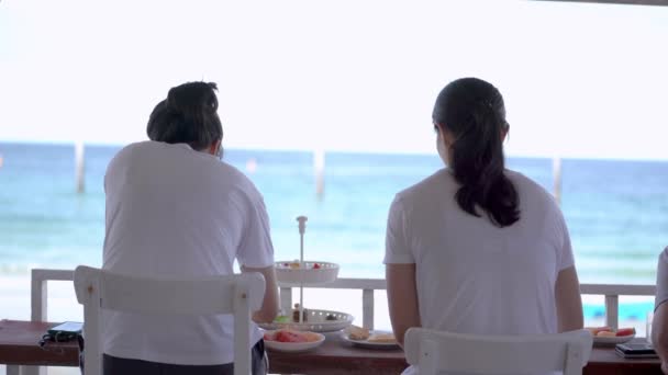 Вид Ззаду Двох Людей Які Їдять Розкішний Сніданок Терасі Океанським — стокове відео