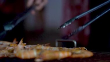 Thai restoranındaki BBC 'de karideslerin kızardığı yakın çekim görüntüler.