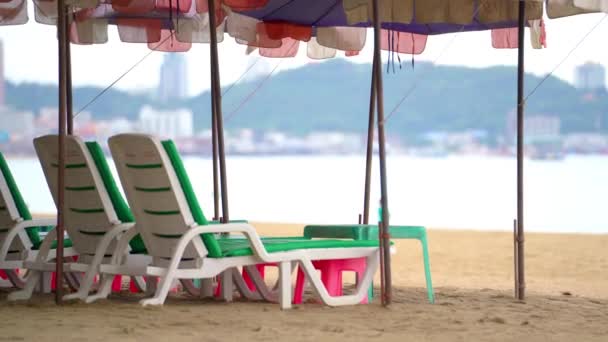 熱帯の島のビーチでサンベッドとパラソルの傘と自然砂のビーチと海 — ストック動画