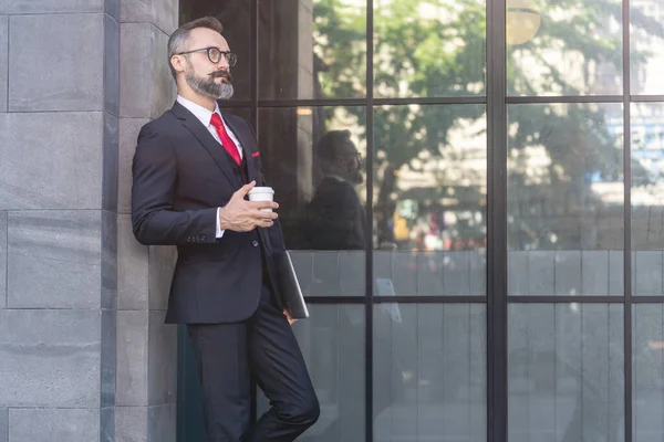 Gerente Hombre Mayor Traje Negocios Sosteniendo Taza Café Portátil Portátil — Foto de Stock