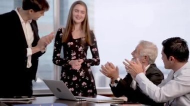 İş bürosu toplantısı. İşletme son sınıf öğrencisi konferans odasında açık hava cam şehir alanıyla kendini mutlu ve başarılı hissediyor. Ekipteki beyin fırtınası iç bilgi paylaşımı.