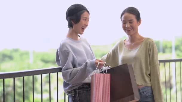 Schöne Junge Asiatische Frauen Shoppen Zusammen — Stockvideo