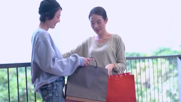 Schöne Junge Asiatische Frauen Shoppen Zusammen — Stockvideo