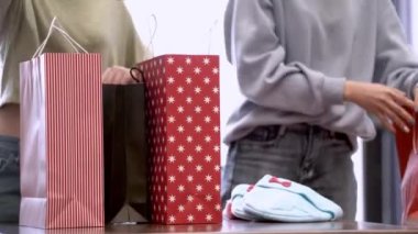 Güzel genç Asyalı kadınlar birlikte alışveriş yapıyorlar.