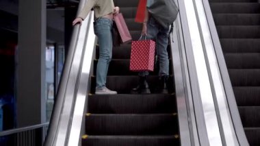 Güzel genç Asyalı kadınlar birlikte alışveriş yapıyorlar.