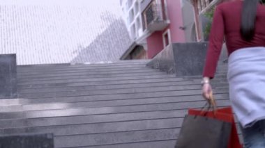 Güzel genç Asyalı kadınlar birlikte alışveriş yapıyorlar.