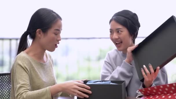 Красиві Молоді Азіатські Жінки Купують Разом — стокове відео