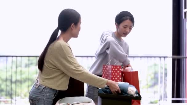 Vackra Unga Asiatiska Kvinnor Shoppa Tillsammans — Stockvideo