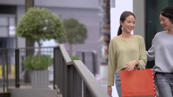 Vackra Unga Asiatiska Kvinnor Shoppa Tillsammans — Stockvideo