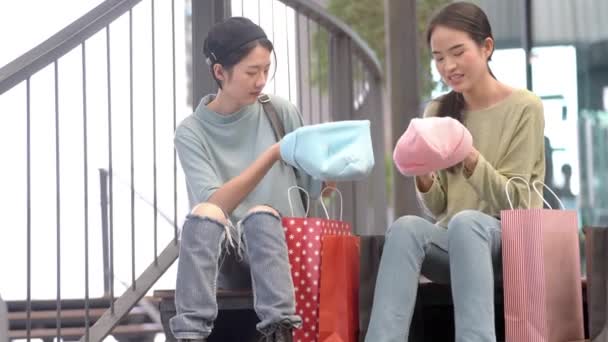 Красивые Молодые Женщины Делают Покупки Вместе — стоковое видео