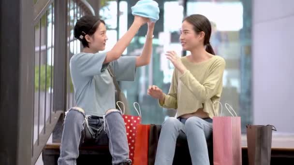 Güzel Genç Asyalı Kadınlar Birlikte Alışveriş Yapıyorlar — Stok video