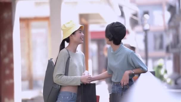 Hermosa Joven Asiático Mujeres Compras Juntos — Vídeos de Stock