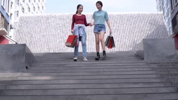 Belle Jeune Asiatique Femmes Shopping Ensemble — Video