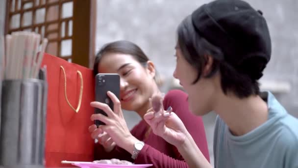 Красиві Молоді Азіатські Жінки Їдять Вуличну Їжу Разом Під Час — стокове відео