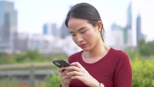 Close Beelden Van Jonge Aziatische Vrouw Met Behulp Van Smartphone — Stockvideo