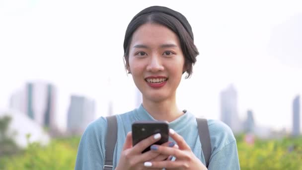 Close Záběry Mladé Asijské Ženy Pomocí Smartphone Venku — Stock video
