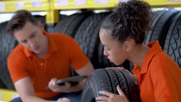 Trabajador Personal Hombre Mujer Servicio Automático Hablando Comprobando Neumáticos Stock — Vídeo de stock