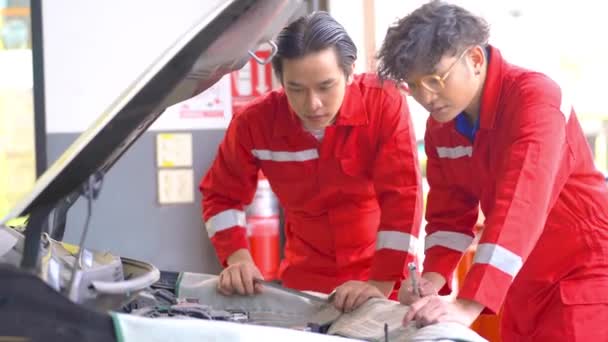 Ouvriers Robe Usine Réparer Moteur Voiture Parking Garage Personnes Travaillant — Video