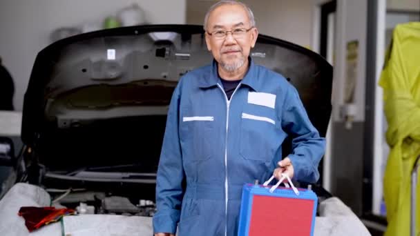 Travailleur Senior Personnel Robe Usine Montrant Batterie Véhicule Parking Garage — Video