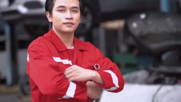 Portrait Travailleur Asiatique Homme Personnel Service Automobile Debout Confiant Dans — Video