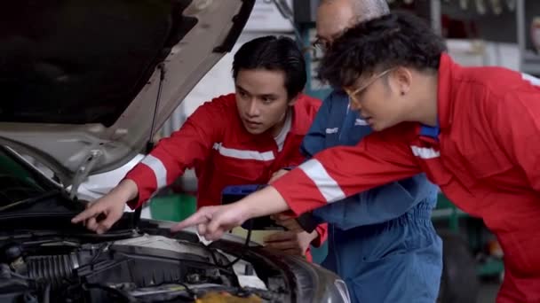 Ouvriers Cadres Supérieurs Robe Usine Réparer Moteur Voiture Parking Garage — Video