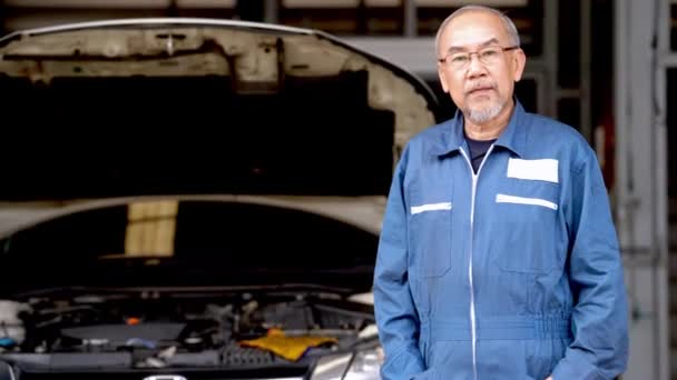 Portrait Travailleur Senior Personnel Service Automobile Debout Confiant Devant Garage — Video