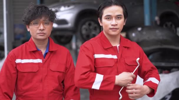 Portrait Travailleurs Asiatiques Hommes Personnel Service Automobile Debout Confiant Dans — Video