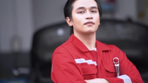 Retrato Trabajador Asiático Hombre Personal Servicio Auto Pie Confiado Garaje — Vídeo de stock