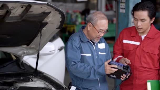 Arbetare Man Och Högre Personal Fabriksklänning Reparera Bil Motor Garage — Stockvideo