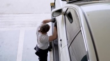 Fabrika elbiseli, araba tamircisi ve garaj otoparkını tamir eden işçilerin üst düzey görüntüsü. Yedek parça taşımacılığının endüstriyel deposunda çalışanlar.