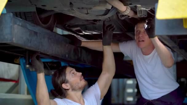Pekerja Pria Jasa Mobil Perbaikan Dan Memeriksa Bawah Mesin Mobil — Stok Video