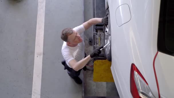 Vue Aérienne Personnel Service Voiture Homme Ouvrier Robe Usine Réparer — Video
