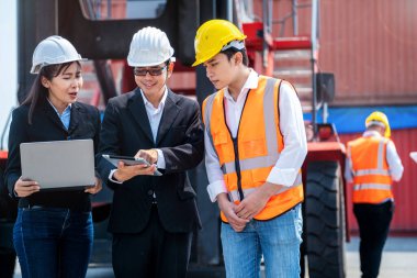 Erkek mühendis ve işçilerin tablet dizüstü bilgisayar kullanarak konteynır ve kargo önünde buluşmalarının portresi. Nakliye sektöründe çalışan kendinden emin ve zeki iş adamları..