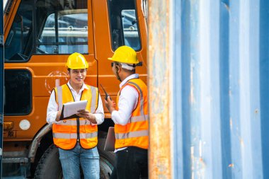 Profesyonel mühendislik işçileri konteynır fabrikasında konuşup duruyorlar. Yönetici iç denetim için teftiş raporunu tartışıyor. Üretim için kalite güvencesi. Konsept Mühendisi.
