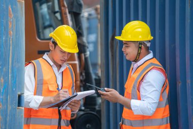 Profesyonel mühendislik işçileri konteynır fabrikasında konuşup duruyorlar. Yönetici iç denetim için teftiş raporunu tartışıyor. Üretim için kalite güvencesi. Konsept Mühendisi.