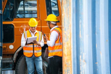 Profesyonel mühendislik işçileri konteynır fabrikasında konuşup duruyorlar. Yönetici iç denetim için teftiş raporunu tartışıyor. Üretim için kalite güvencesi. Konsept Mühendisi.