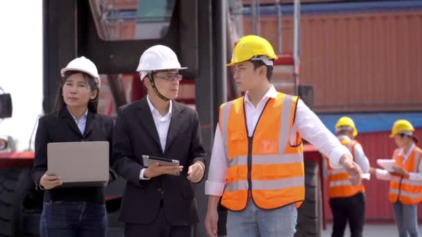 Retrato Hombre Mujer Ingenieros Trabajadores Que Utilizan Tableta Dispositivo Portátil — Vídeo de stock