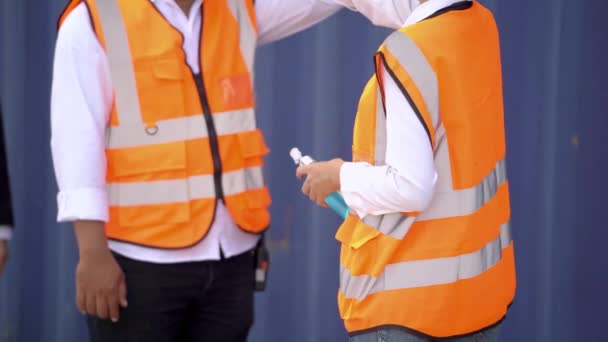 Trabajador Fábrica Vestido Seguridad Usando Gel Alcohol Para Limpieza Manos — Vídeos de Stock