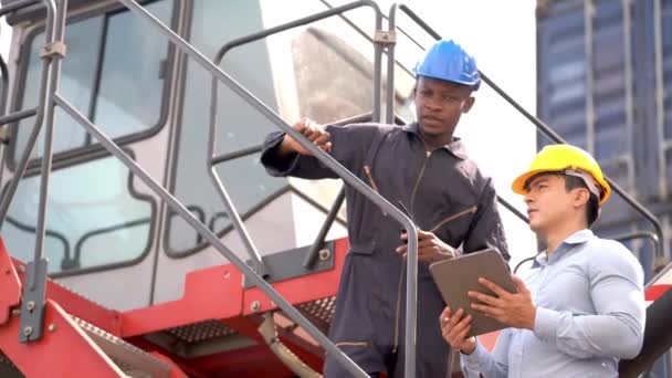 Business Man Holding Laptop Talking Factory Worker Engineer Vehicle Machine — Vídeo de Stock