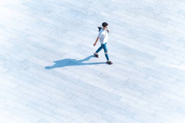 Yüzü maskeli üst düzey insanlar, zeminde siyah gölgesi olan yaya betonunda yürüyorlar. Toplumsal yeni normal yaşam konsepti, covid salgını ve hava kirliliğini önleme..