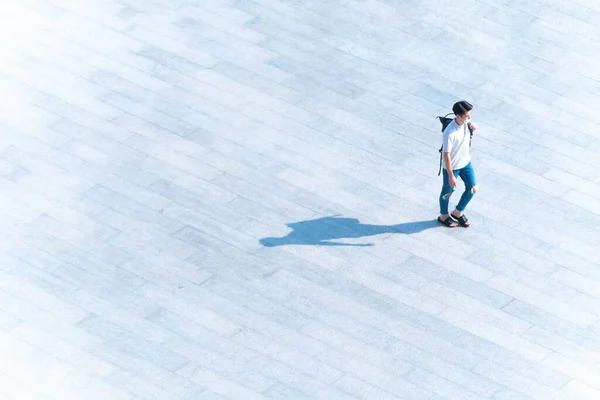 Vista Aérea Superior Hombre Personas Con Máscara Facial Caminar Través —  Fotos de Stock