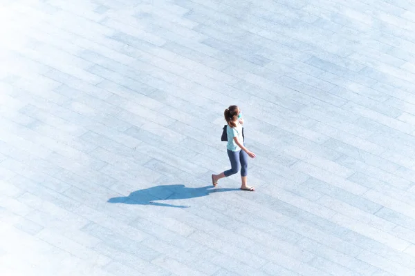 Женщины Маске Лица Ходят Пешеходному Бетону Тенью Черного Силуэта Земле — стоковое фото