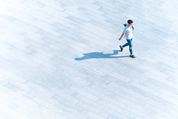 Vista Aérea Superior Hombre Personas Con Máscara Facial Caminar Través — Foto de Stock